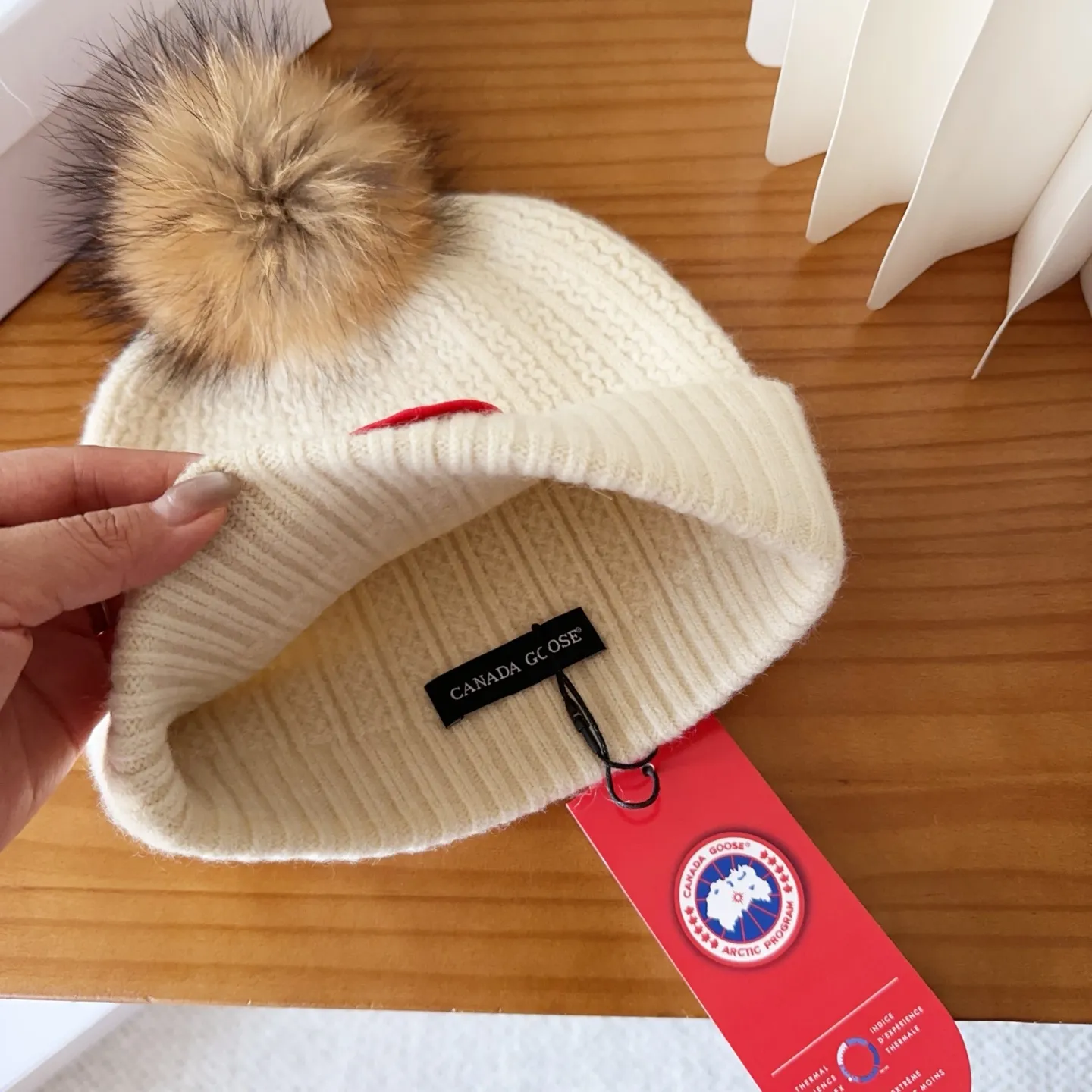 💰74 CANADA GOOSE Canada Goose winter warm cashmere cold hat. Rabbit wool material, thick feel, not easy to deform. Fashionable and versatile couple hat, imported embroidery logo, cashmere cotton yarn, head circumference: 55-58cm